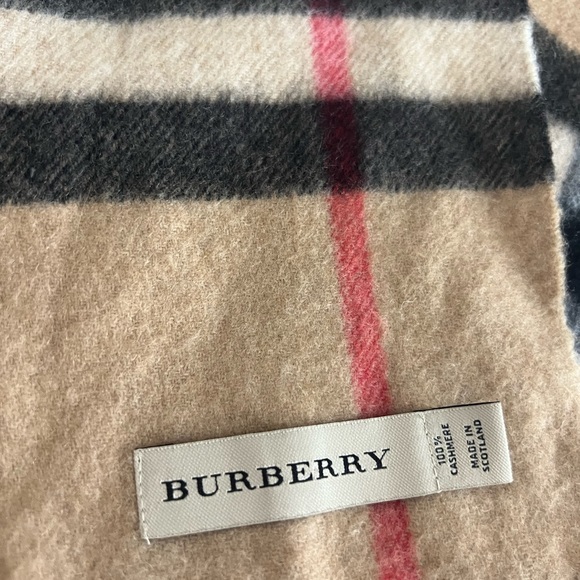 burberry scarf cashmere authentic , Made In Scotland, 100% Cashmere.. - Picture 5 of 9